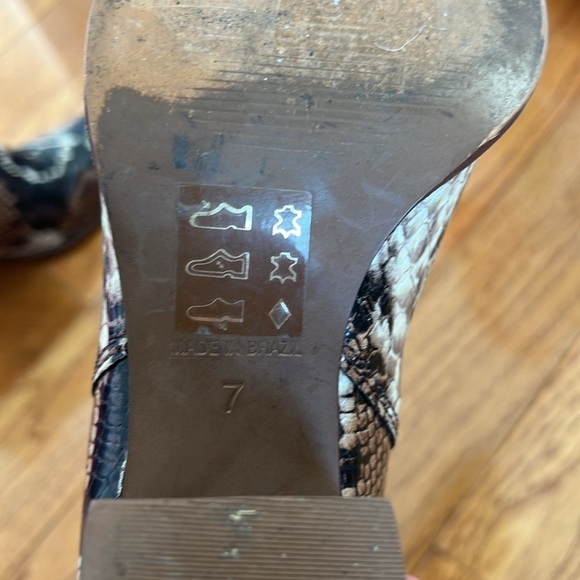 Madewell The Regan Book in Snack Embossed Leather - Picture 9 of 11